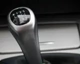 Palanca de cambios de un coche manual, con el patrón de marchas visible. Parece que el cambio de marchas roto impide seleccionar la marcha deseada.