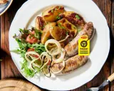 Idealne danie co na grilla: kiełbaski z ziemniakami, sałatką i grillowaną cebulą. Etykieta Winiary sugeruje, że to proste i smaczne rozwiązanie.