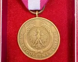 Medal za Długoletnią Służbę: Jak nosić go poprawnie i z honorem?