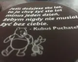 Czekoladowy medalion z cytatem Kubusia Puchatka i rysunkiem Kubusia i Prosiaczka.