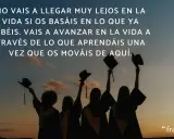 Siluetas de graduados celebrando al atardecer. Frases fin de curso infantil inspiradoras sobre el aprendizaje continuo.