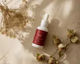 Olio viso YABE Rebirth con bakuchiol, un ingrediente naturale che serve a rigenerare, contrastare il tempo e illuminare la pelle.