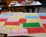 Lavoretti per open day scuola primaria: cartelloni con parole positive come "Rispetto", "Felicità", "Amicizia", "Solidarietà", "Carità", "Unità".