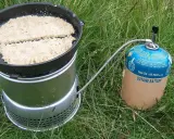 Två plättar steks i en stekpanna på en campingkök. Ett perfekt friluftsmat recept för äventyret.