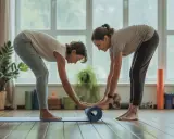 Deux femmes déroulent un tapis de yoga, un exercice bénéfique pour réduire la durée d'arrêt travail mal de dos.