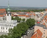 Widok na rynek w Chełmnie z ratuszem i wieżą. W tle kamienice i zieleń, idealne chełmno atrakcje.