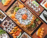 Bogactwo japońskiego jedzenia: sushi, nigiri, rolki z łososiem i awokado, a także temaki.