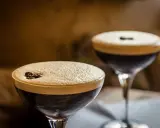 Drinki z kawą: Espresso Martini, Irish Coffee i inne. Zaskocz smakiem!