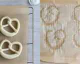 Rohe und gebackene Brezeln auf Backpapier. Links ungeborene, rechts bereits gebackene Brezeln, die zeigen, wie sie aufbacken.