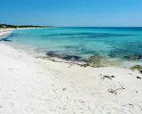 Spiaggia bianca e mare cristallino, un assaggio de le 10 spiagge più belle del Salento.