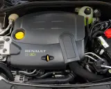 Silnik czterosuwowy Renault 1.5 dCi, widok z góry, z elementami układu chłodzenia i akumulatorem.