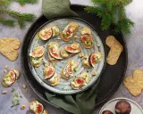 Smakliga snittar med fikon, ost och nötter på kex. Ett perfekt recept för festen!
