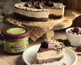 Pyszne ciasto z mascarpone, czekoladą i orzechami laskowymi. Obok słoiczek pasty z orzechów laskowych.