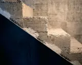Szare, surowe schody betonowe, wymagające renowacji. Zastanawiasz się, jak odnowić stare schody betonowe wewnętrzne?