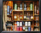 Regale voller irischer Whiskeys, darunter Connemara peated whisky, Kilbeggan und Tyrconnell. Gläser und Flaschen sind kunstvoll arrangiert.
