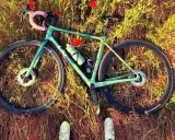 Zielony rower leży wśród maków. Idealna wysokość siodełka wzór do podziwiania natury.