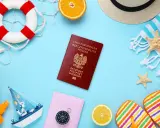 Polski paszport, koło ratunkowe, kapelusz, ręcznik, rozgwiazdy, cytryna, pomarańcza, klapki, łódka, kompas, krem do opalania, kokos.