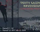 Sylwetka człowieka na wieży transmisyjnej podczas test łączności kryzysowej. Miasto nocą w tle.