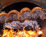 Saftiges Picanha am Spieß über glühender Kohle. Perfekt zum Picanha grillen für ein unvergessliches Geschmackserlebnis.