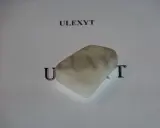 Ulexyt – biały, mleczny kamień z szarymi wtrąceniami. Poznaj jego niezwykłe uleksyt właściwości.