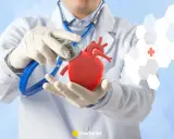Lekarz bada serce. Puls 54 co oznacza? Niskie tętno może wskazywać na dobrą kondycję lub problemy zdrowotne.