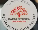 Naklejka z napisem "Karta Seniora Ogólnopolska" i symbolem drzewa.