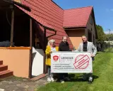 Para z Legasusem świętuje legalizację budynku po 20 latach. Pomagają w odbiorze domu i zakończeniu budowy.