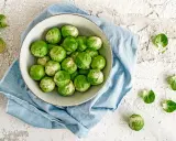 Un bol de choux de Bruxelles frais, prêts à être cuisinés. Ces légumes verts sont parfaits pour une alimentation saine, loin de toute maladie choux de bruxelles.