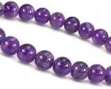 Bracciale di perle naturali di **gioielli ametista**, con sfumature viola intense e lucentezza profonda.