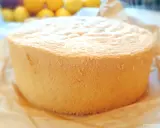 Puszysty biszkopt z olejem, idealny do tortów. W tle rozmyte cytryny.