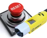 Alkomat Promiler i duży czerwony przycisk RESET. Instrukcja obsługi alkomatu iblow.