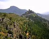 Castillo en la cima de una colina, rodeado de bosques y montañas. Un lugar perfecto que ver en Segura de la Sierra.