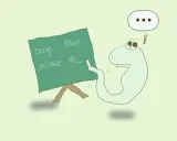 Uroczy stworek uczy się angielskiego: liczba pojedyncza i mnoga. Na tablicy "mouse" i "mice".
