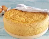 Gâteau moelleux, prêt à être décoré. La base parfaite pour toute recette génoise. Des œufs frais en arrière-plan.