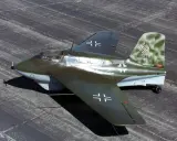 Ein Messerschmitt Me 163 Komet, ein Raketenjäger, steht auf einem Flugplatz.