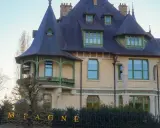 La villa Demoiselle Pommery, une demeure Belle Époque aux toits d'ardoise et aux ornements verts, se dresse fièrement.