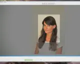 Portret młodej kobiety w białej koszulce, przygotowywany do zdjęcia legitymacyjnego w programie Picasa.