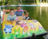 Padre e hijos disfrutan de un paseo en bote decorado con Dora la Exploradora, una de las muchas actividades gratis para niños en Zaragoza.