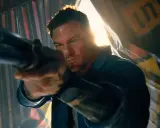 Alan Ritchson siktar med ett vapen i en actionfylld scen, en av många filmer och tv-program med honom.
