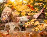 Casa de cuento de hadas con un personaje asomado, ideal para saber donde ir en Semana Santa con niños.