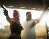 Para z pistoletami, w chustach na twarzach, gotowa na akcję w GTA 6 PC.