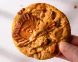 Un biscuit au speculoos, généreusement garni de morceaux et nappé d'une sauce caramel.