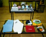 Ubrania i akcesoria, jak dżinsy, koszulki, czapki i skarpetki, to przykład tego, co to jest merchandising marki.