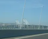 El **puente Vasco da Gama** cruza el estuario del Tajo, conectando Lisboa con Montijo. Sus pilares blancos y cables forman un diseño icónico.