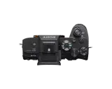 Vista superior de la cámara Sony a7s III, con diales de modo, botones personalizables y estabilizador SteadyShot 4K.