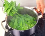 Zuckerschoten werden in einem Topf mit kochendem Wasser blanchiert. Ein einfaches Rezept für frische Zuckerschoten.