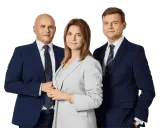 Trzy osoby w garniturach na czarnym tle.