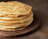 En hög med gyllene pannkakor, redo att serveras. Perfekt för ett enkelt pannkakor recept.