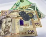 Albańska waluta: banknoty 200, 1000 leków i monety.