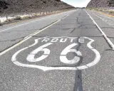 La Route 66, symbole de liberté et d'aventure, s'étend sur l'asphalte craquelé. Sa signification est immense pour les voyageurs.